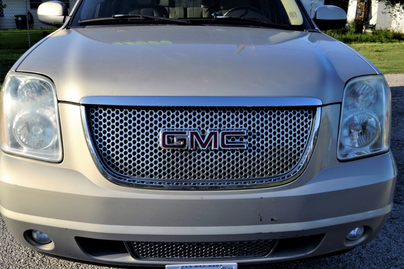 moto-ST MARTIN DE PALLIERES-min_gmc-yukon-truck-grill-2828425